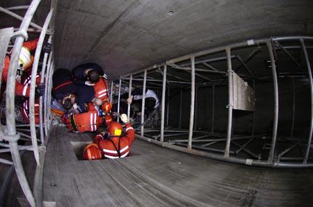 des pompiers par�s � toute �ventualit� m�me � porter secours � une personne tomb�e � l'int�rieur d'une cage d'ascenseur 