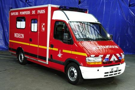 C'est dans les 4 m3 de cet AR(ambulance de reanimation) qu'un ambulancier, un infirmier et un medecin s'enferment pour aller vous sauver la vie lol